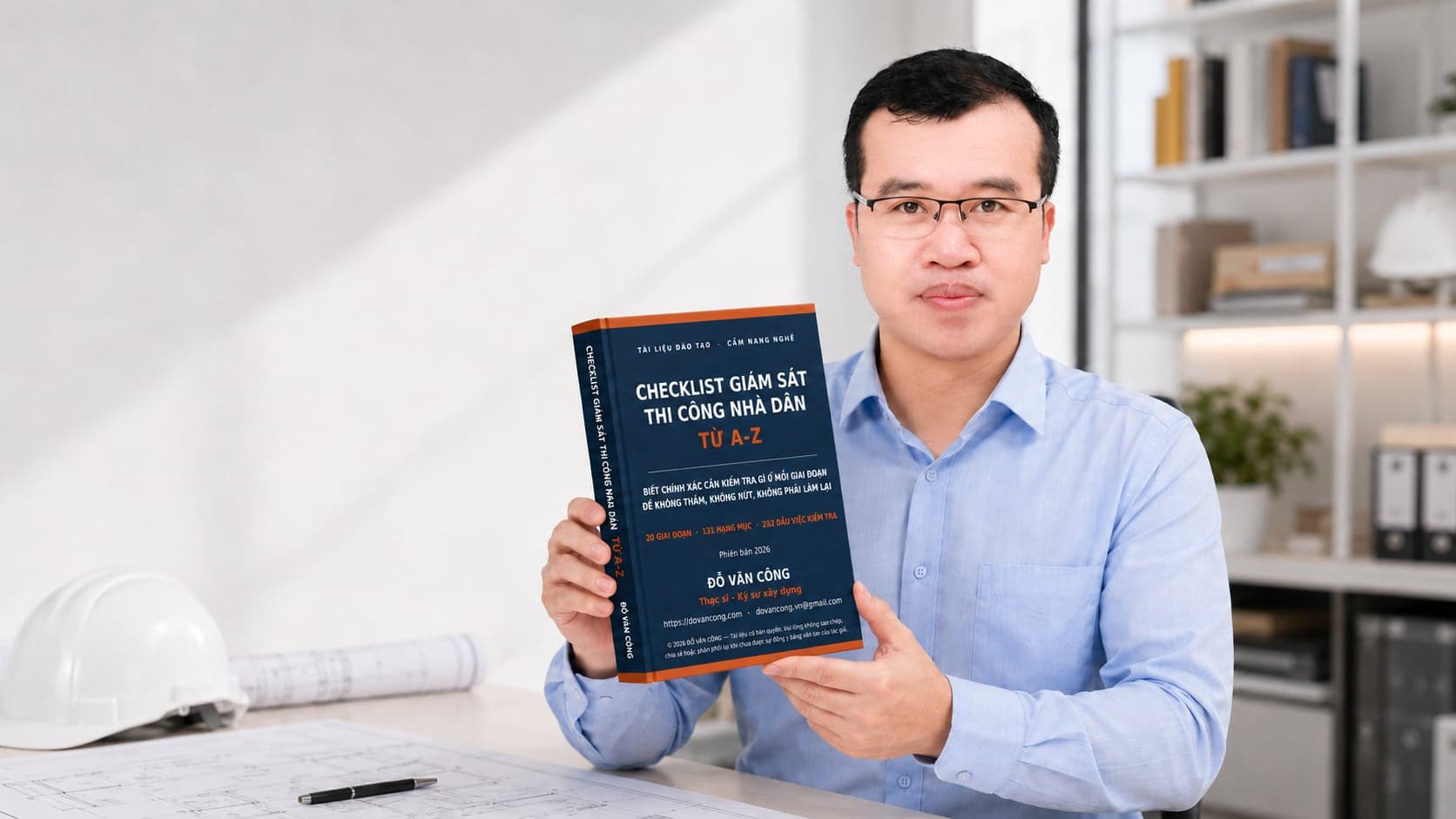ThS.KS. Đỗ Văn Công cầm cuốn Checklist Giám Sát Thi Công Nhà Dân Từ A-Z
